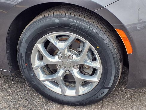 Used 2019 Chrysler Pacifica Limited image 31