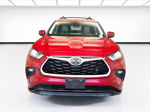 Used 2023 Toyota Highlander XLE FWD image 2