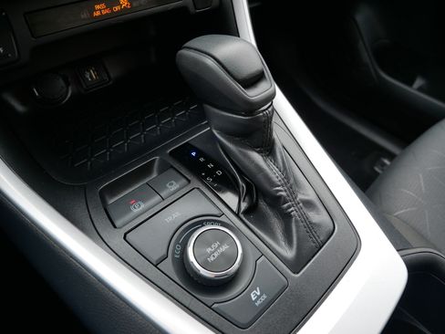 Used 2025 Toyota RAV4 XLE image 24