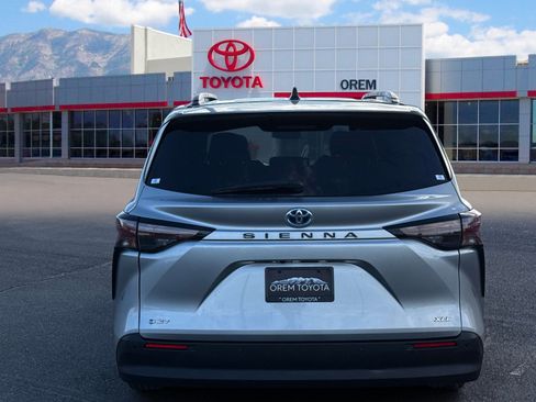 Used 2025 Toyota Sienna XLE FWD image 4