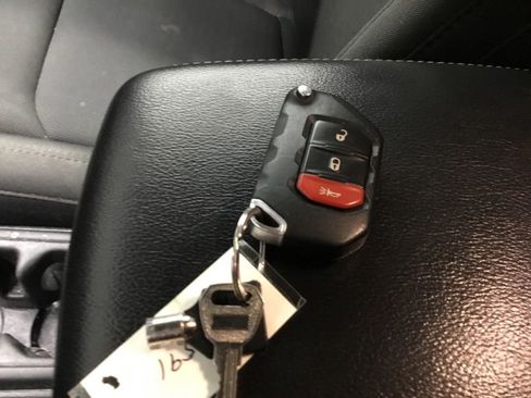 Used 2019 Jeep Wrangler Unlimited Sahara AWD/4WD image 11