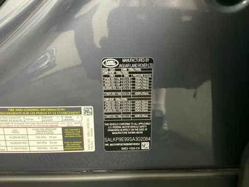 Used 2025 Land Rover Range Rover SE image 32