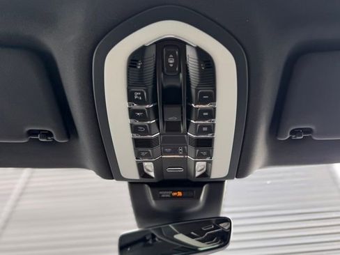 Certified 2025 Porsche Macan AWD/4WD image 25