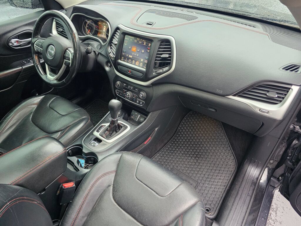 Used 2016 Jeep Cherokee Trailhawk w/ Leather Interior Group AWD/4WD image 11