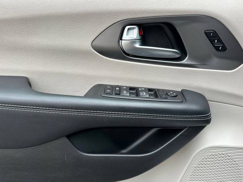 Used 2023 Chrysler Pacifica Touring-L FWD image 10