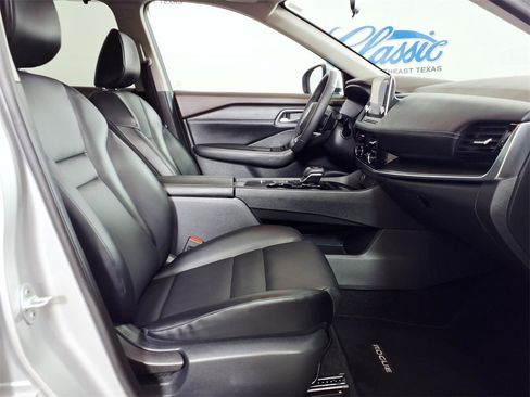 Used 2021 Nissan Rogue SV w/ Premium Package image 11