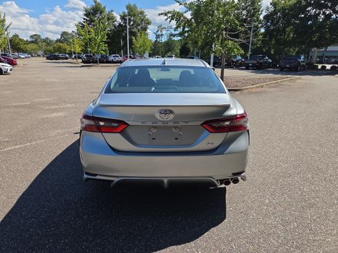 Used 2022 Toyota Camry SE w/ Cold Weather Package FWD image 4