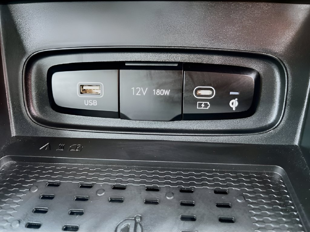 Used 2025 Hyundai Venue Limited FWD image 34