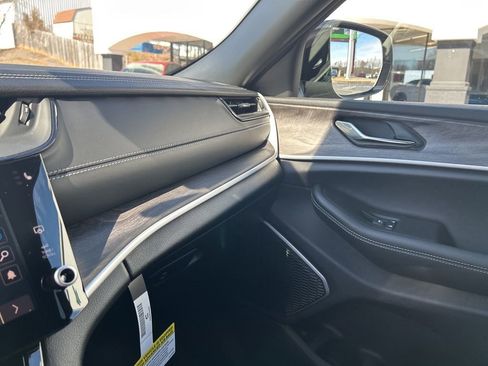 New 2026 Jeep Grand Cherokee Limited RWD image 11