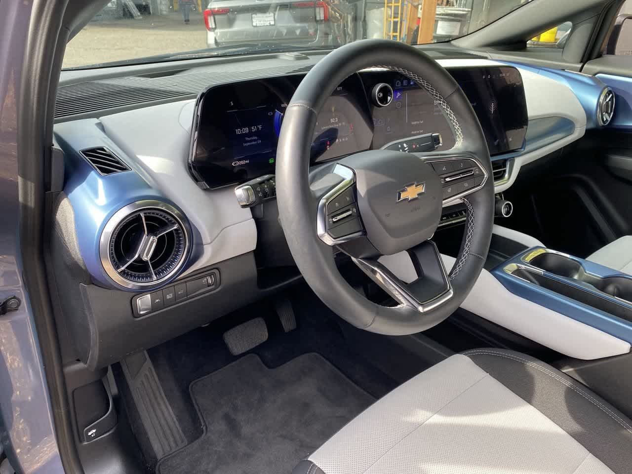 Used 2024 Chevrolet Equinox EV LT AWD/4WD image 2