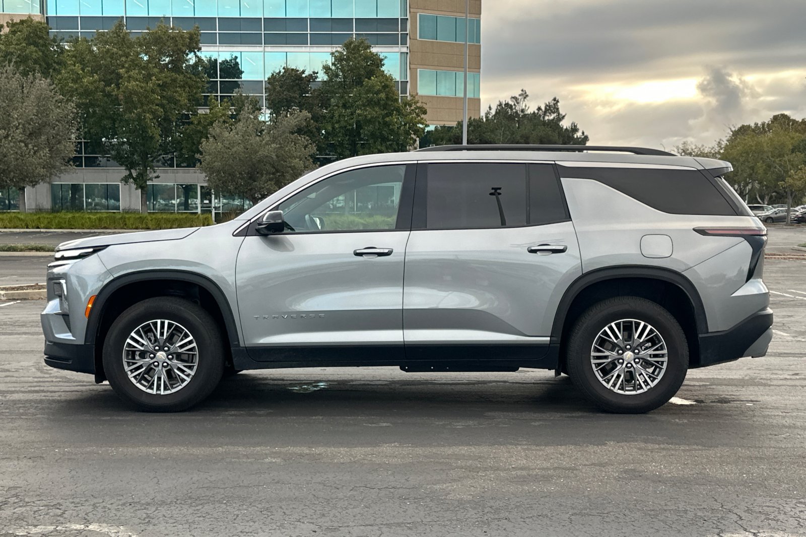 Used 2026 Chevrolet Traverse LT w/ Driver Confidence Package FWD image 7