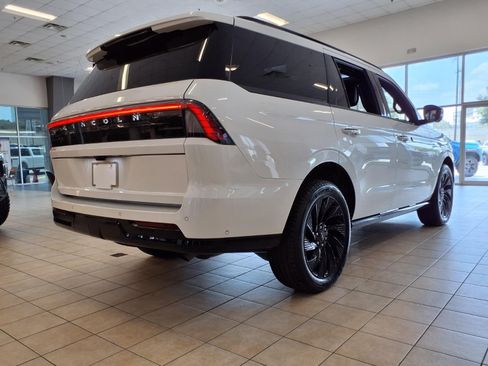 Used 2025 Lincoln Navigator Reserve w/ Jet Appearance Package AWD/4WD image 5