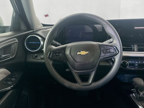 Used 2025 Chevrolet Trax LT image 17
