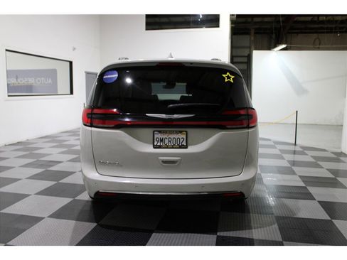 Used 2021 Chrysler Pacifica Touring-L image 5