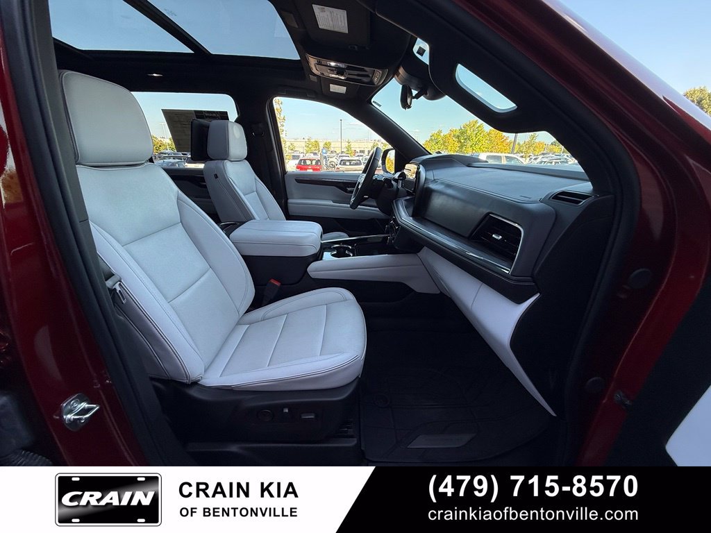 Used 2025 Chevrolet Suburban Premier AWD/4WD image 33