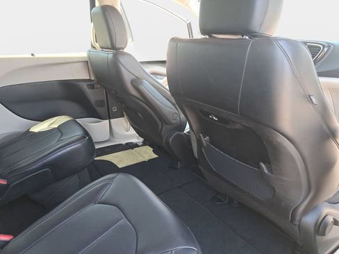 Certified 2023 Chrysler Pacifica Touring-L FWD image 12