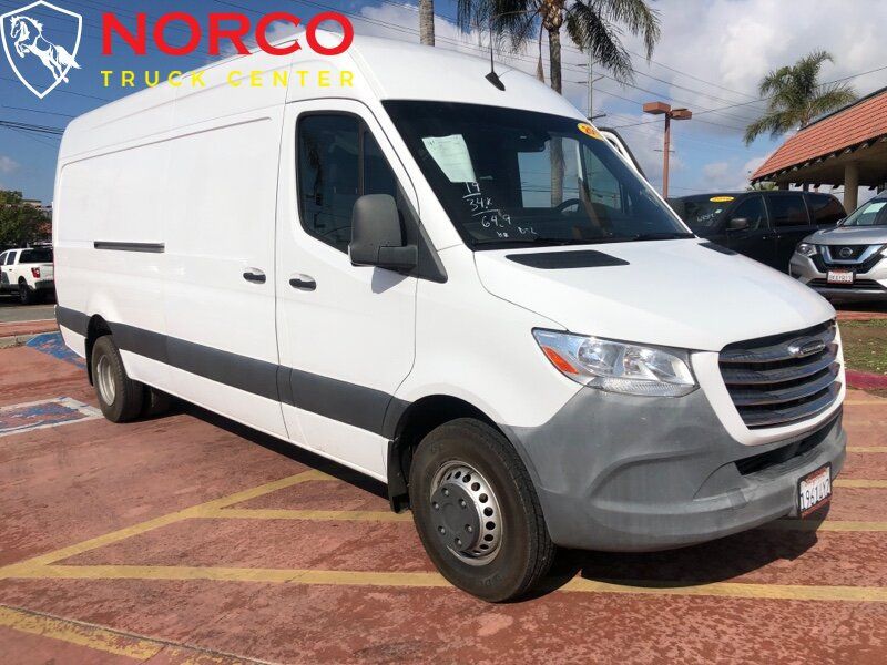 Used 2019 Freightliner Sprinter 3500 RWD image 2
