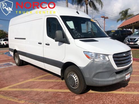 Used 2019 Freightliner Sprinter 3500 image 2
