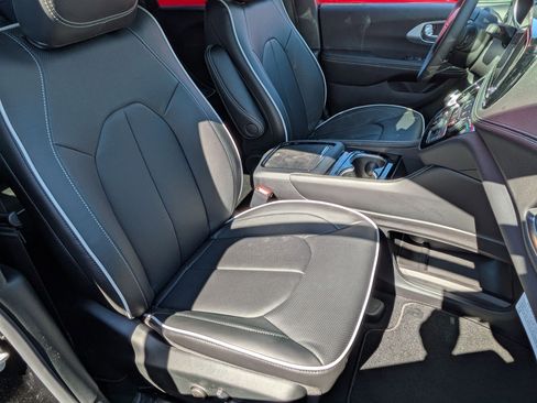 New 2026 Chrysler Pacifica Limited w/ Trailer Tow Group image 36