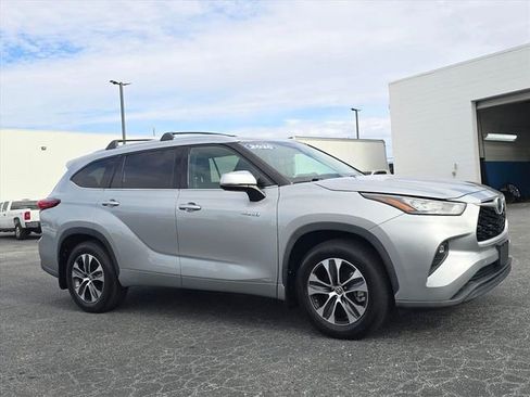 Used 2020 Toyota Highlander XLE image 2