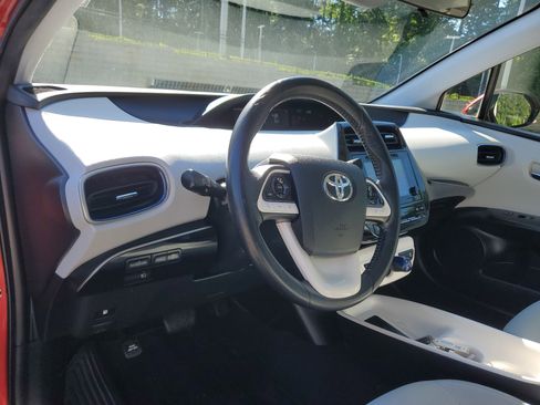 Used 2016 Toyota Prius Four FWD image 15