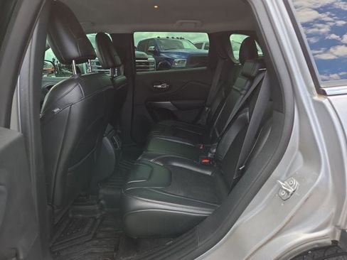 Used 2019 Jeep Cherokee Latitude Plus AWD/4WD image 10