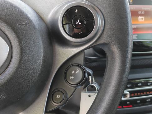 Used 2016 smart fortwo passion RWD image 23