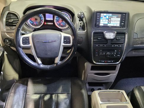 Used 2014 Chrysler Town & Country Touring w/ Driver Convenience Group image 22