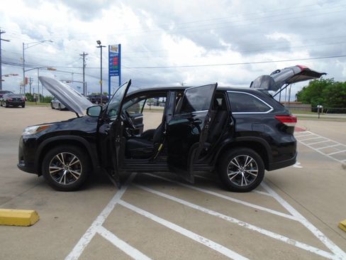 Used 2019 Toyota Highlander LE image 27
