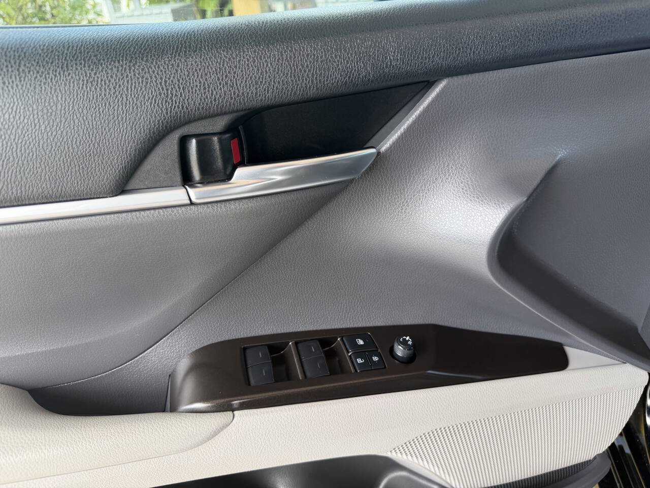 Used 2022 Toyota Camry SE FWD image 9