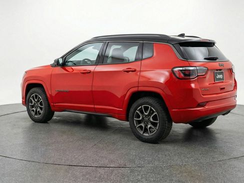 Used 2025 Jeep Compass Trailhawk image 6
