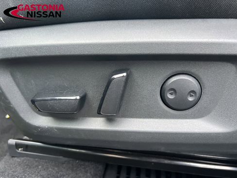 Used 2023 Nissan Rogue SV image 40