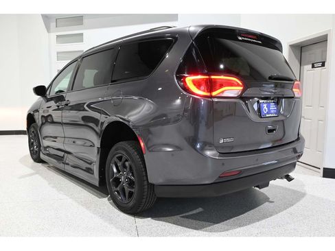 Used 2019 Chrysler Pacifica Touring-L Plus w/ Advanced Safetytec Group FWD image 8