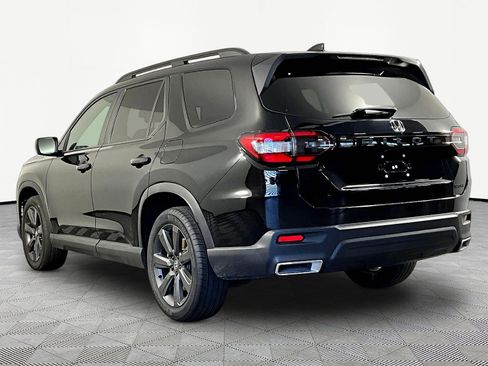 Used 2025 Honda Pilot Sport image 4