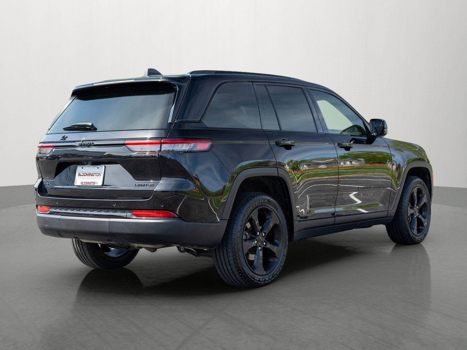 Used 2023 Jeep Grand Cherokee Limited w/ Black Appearance Package AWD/4WD image 7