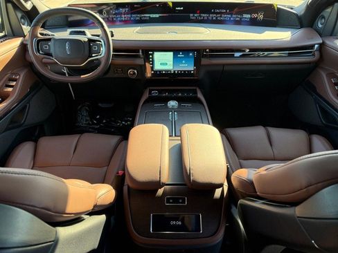 New 2025 Lincoln Navigator Reserve image 8
