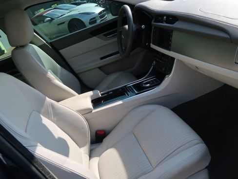 Used 2017 Jaguar XF Prestige image 27