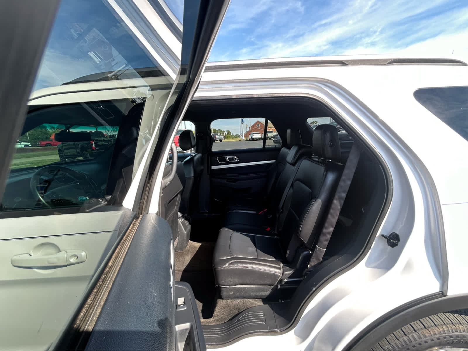 Used 2016 Ford Explorer XLT w/ Equipment Group 202A AWD/4WD image 11