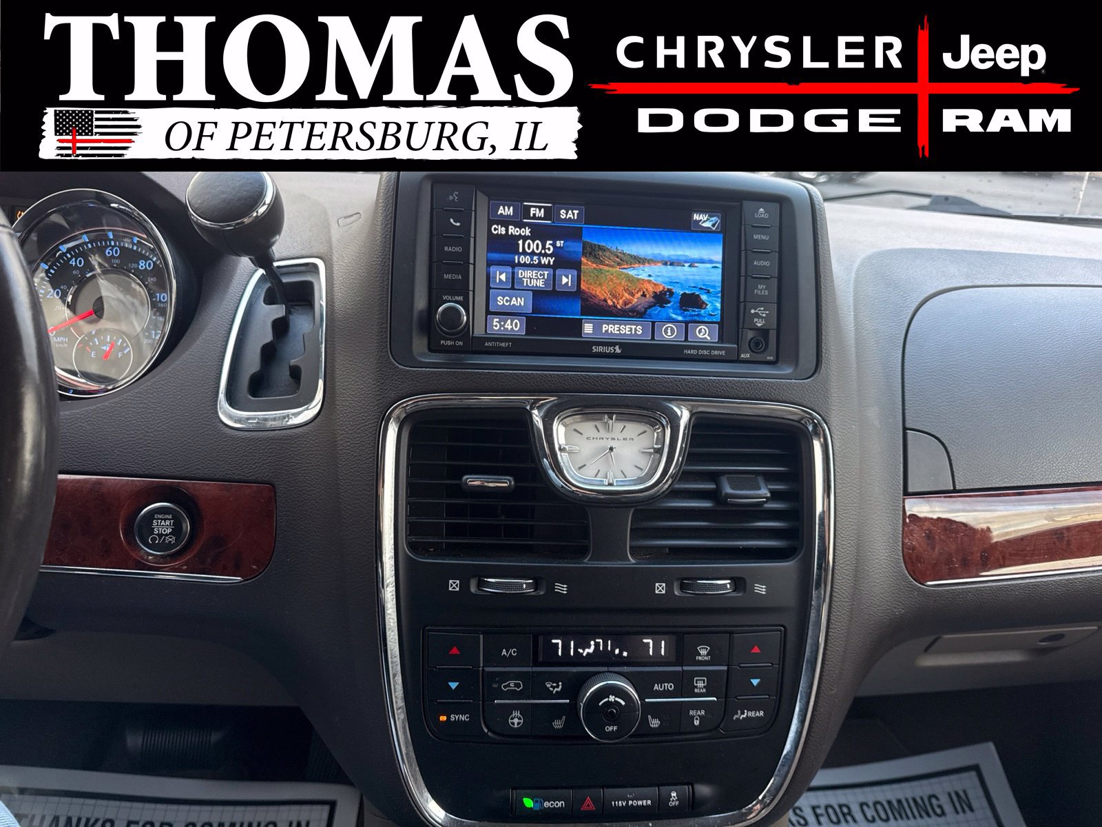 Used 2013 Chrysler Town & Country Touring-L FWD image 17