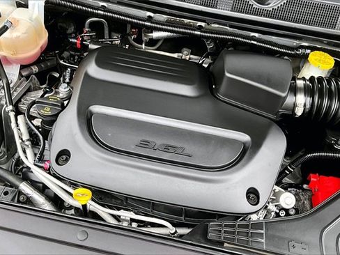 Used 2024 Chrysler Pacifica Touring-L image 32