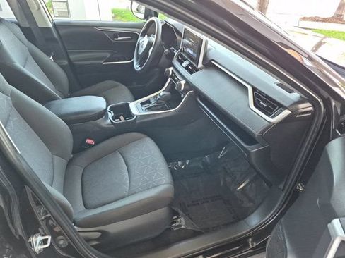 Used 2025 Toyota RAV4 XLE FWD image 5