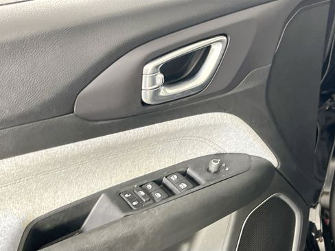 Used 2022 Jeep Compass Latitude image 17