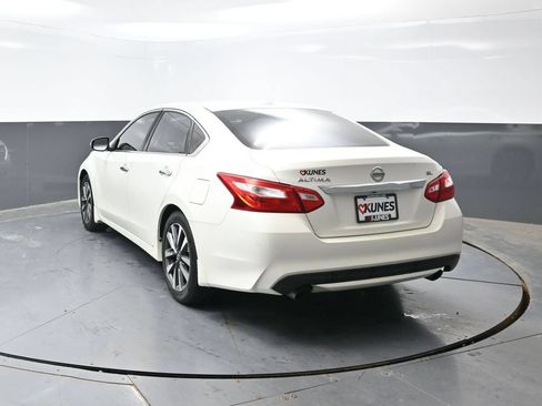 Used 2016 Nissan Altima 2.5 SL w/ 2.5 Technology Package FWD image 10