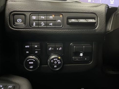 Used 2023 GMC Yukon Denali w/ Denali Reserve Package image 27