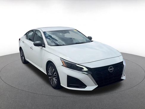 Used 2025 Nissan Altima 2.5 SV FWD image 2