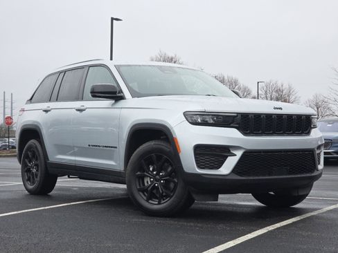 Used 2024 Jeep Grand Cherokee Altitude image 2