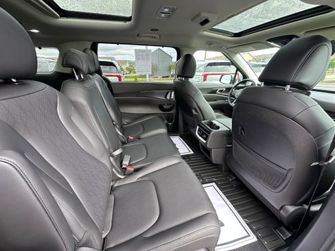Used 2026 Kia Carnival SX w/ SX Dark Edition Package FWD image 16