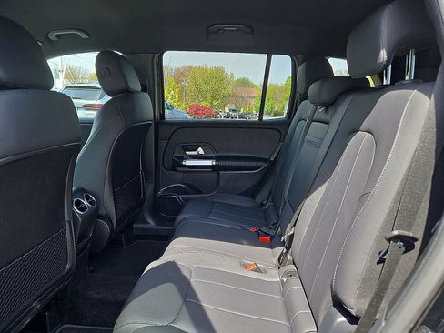 Used 2024 Mercedes-Benz GLB 250 4MATIC image 11
