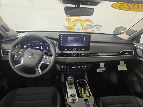 New 2025 Mitsubishi Outlander SE image 13