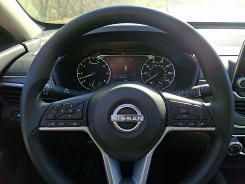 Used 2025 Nissan Altima 2.5 SV image 14